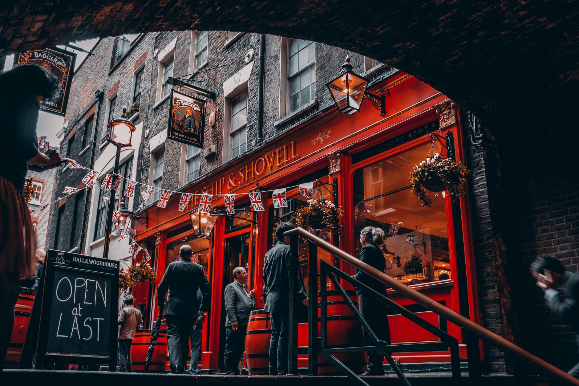 Pubs staying open — Pubs Staying Open Warns: 3 Key Concerns